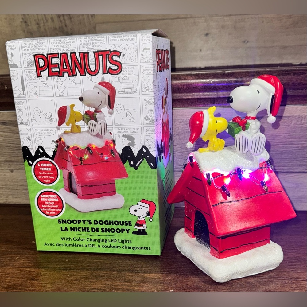 Cute 🥰 Peanuts Snoopy's Festive Red Doghouse with LED Lights Christmas NEW.